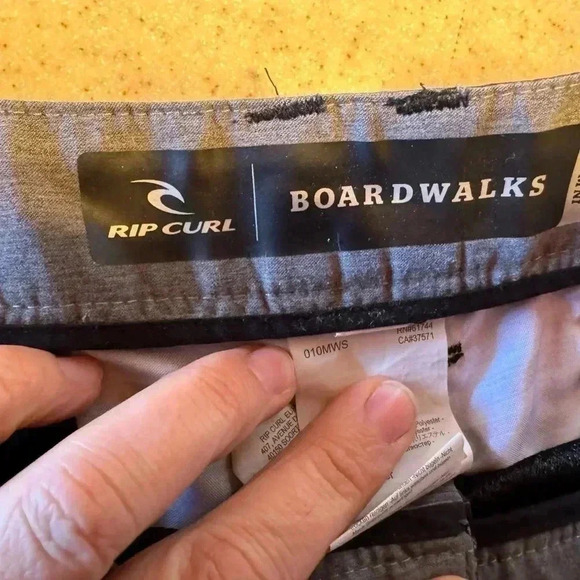 Rip Curl Boardwalks men’s shorts. Great condition.  Smoke free home. - Picture 4 of 5